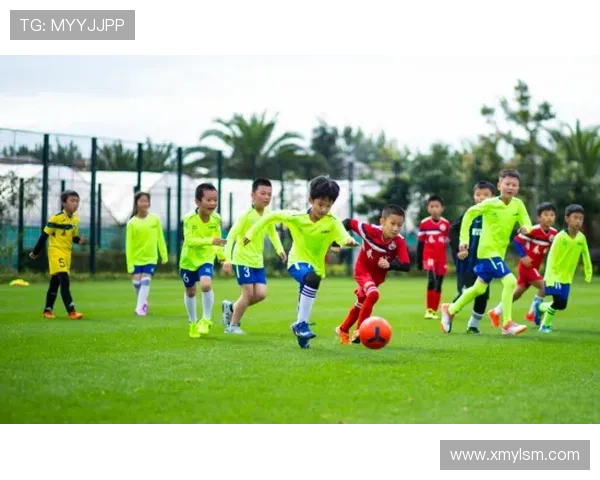 幼儿足球明星海报展示小小球员的梦想与激情的精彩瞬间